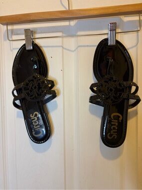 Circus by Sam Edelman Black Patent Canyon Medallion Thong Sandals